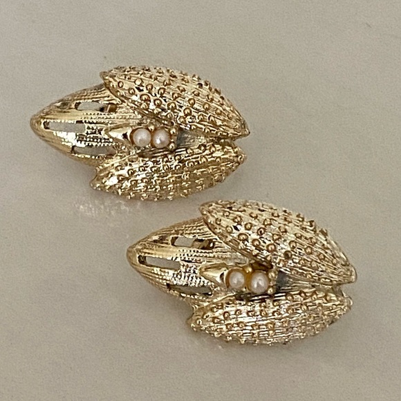 Vintage Brooch and Clip by n Earrings Set - Picture 4 of 7